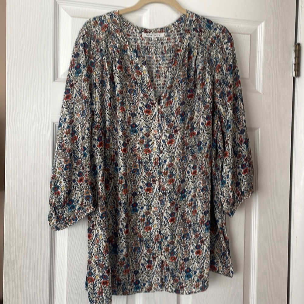ROSE + OLIVE size 1X Floral Fall Blouse.